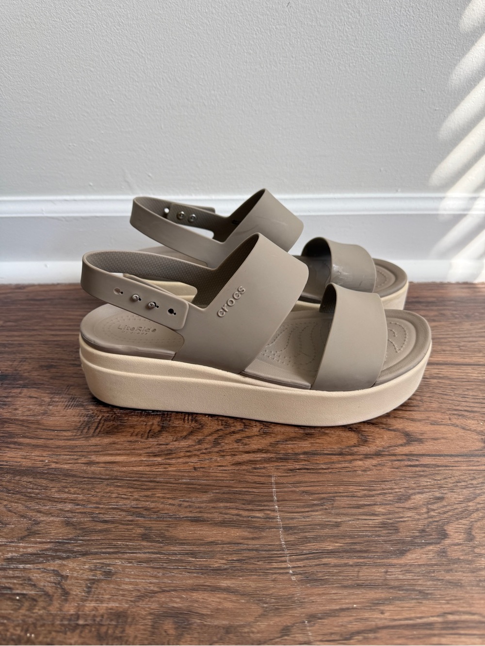 Crocs Brooklyn Low Wedge Platform Sandal Womens size 9M